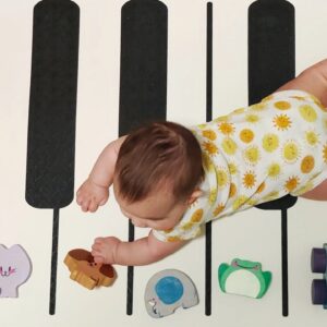 baby play piano