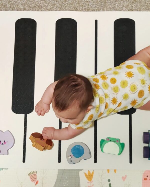 baby play piano